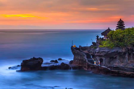 日落岛的普拉塔纳朝圣寺，在海洋上有一个印度尼西亚神殿，长时间的曝光复制空间供文字。