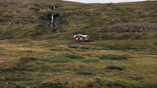 在冰岛的红色小屋