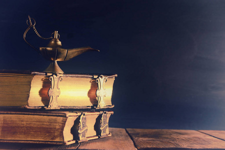 神奇的阿拉丁灯和旧书的形象。许愿灯