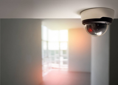 在天花板上安装的安全摄像头监控