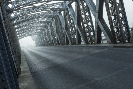在法国迪耶普的一个雾蒙蒙的日子里, 城市桥梁的金属施工。隧道里的空柏油路城市场景城市生活交通和交通概念。色调