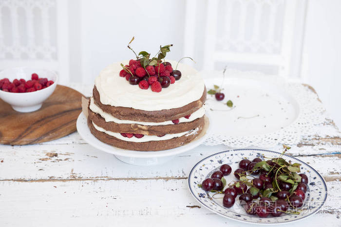 可可海绵蛋糕, 奶油和覆盆子, 樱桃