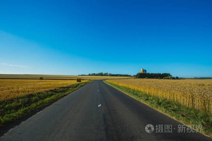 在法国阳光明媚的夏日, 乡村景观.