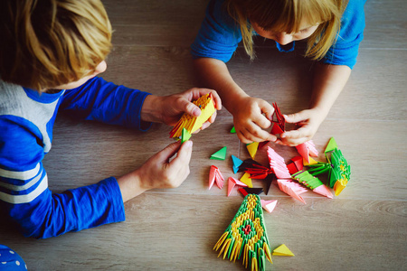 孩子们用纸制作折纸工艺品