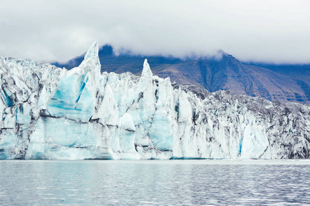 冰山在冰岛冰川泻湖的视图