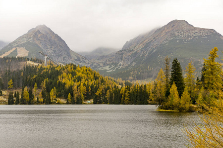 秋天在湖宿萨格勒布。Tatra 山脉斯洛伐克