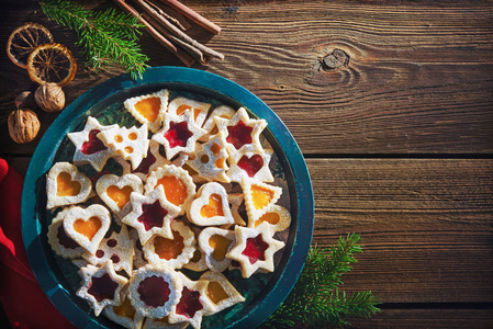 五颜六色的混合的圣诞节曲奇饼与香料