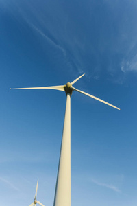 法国诺曼底一家发电发电厂的风力涡轮机。可再生能源的概念。环保发电。色调
