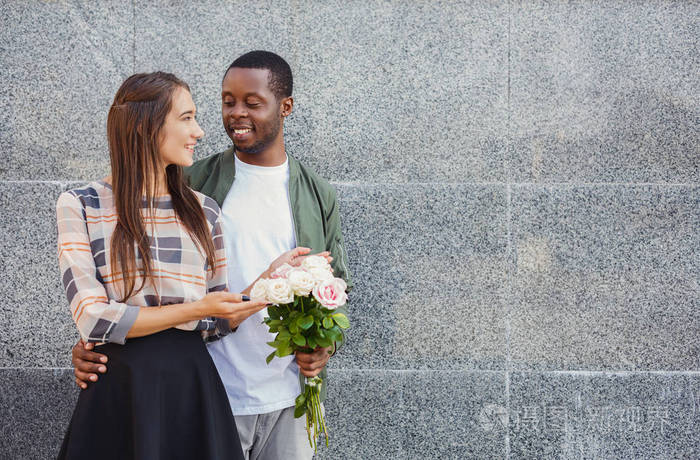 男人给他美丽的女朋友送花