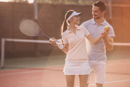 情侣玩网球
