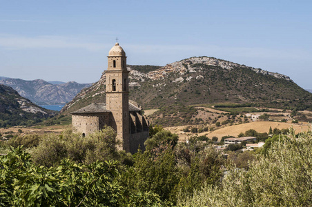 科西嘉 第十六世纪圣马丁教堂的全景 Patrimonio, 一个小镇的高级科西嘉, 四周是绿色的山丘和葡萄园