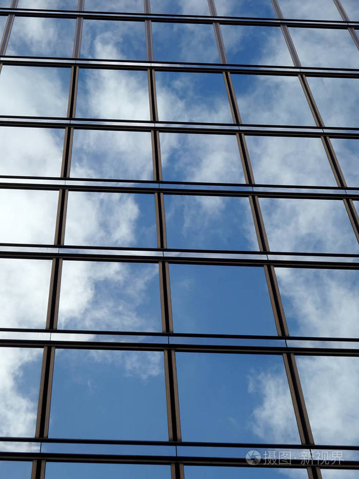 蓝色玻璃窗反射云和天空用黑线框窗户