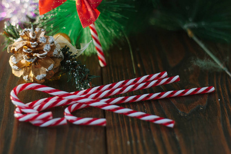 圣诞糖果手杖与冷杉锥作为圣诞背景
