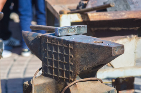 手工锻造金属的铁匠工具和夹具照片