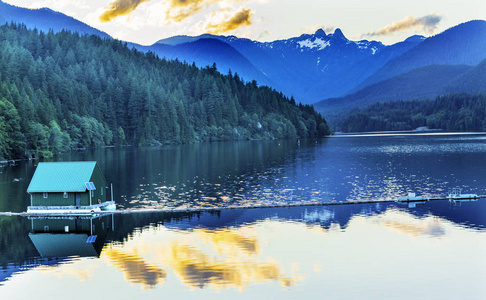 卡皮拉诺水库湖雪二狮山温哥华不列颠哥伦比亚省加拿大