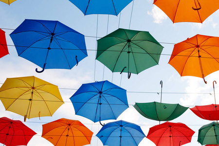 在天空中五彩缤纷的遮阳伞图片