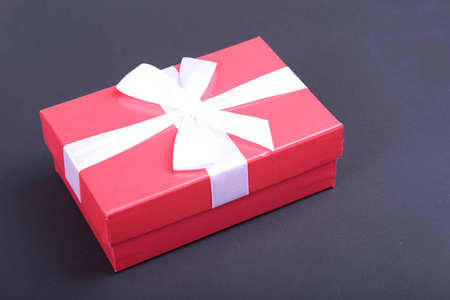 礼品盒用黑色的背景上的蝴蝶结