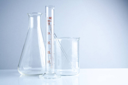实验室玻璃器皿在桌子上，象征的科学研究