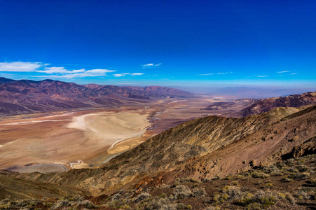 丹尼斯的看法在死亡谷国家公园加利福尼亚与蓝色 s