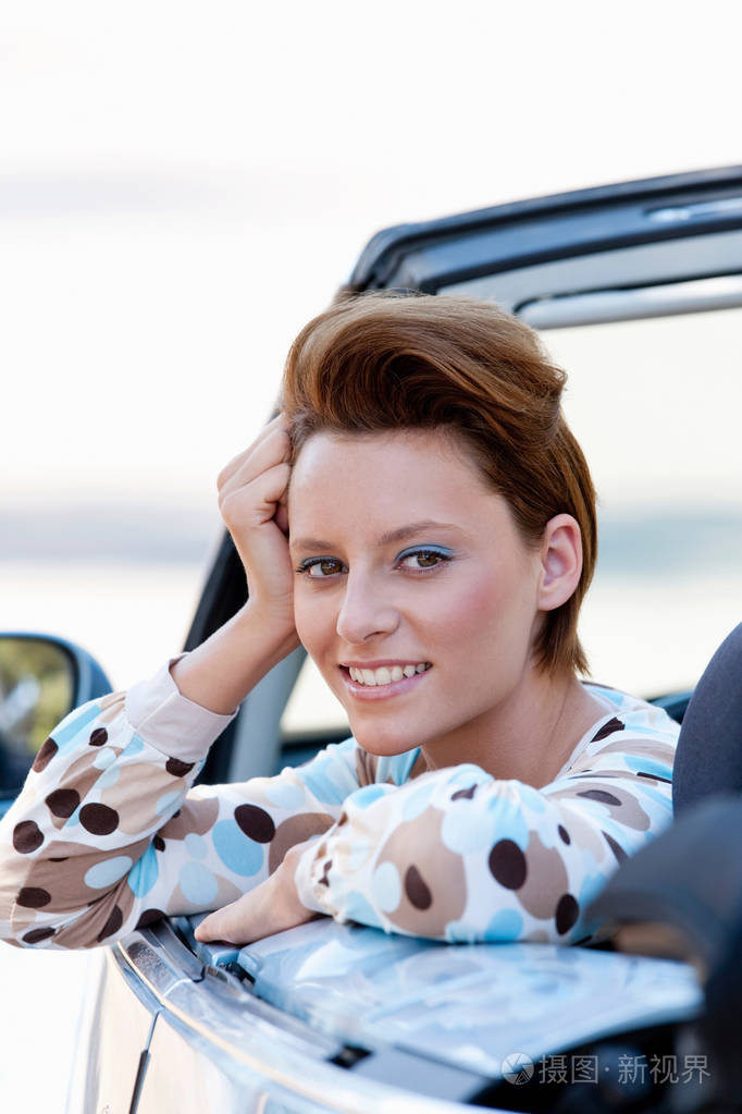 女人靠在车外照片-正版商用图片0zska6-摄图新视界
