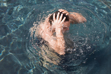 游泳池里的男人图片