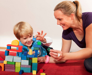 母亲和儿子玩积木