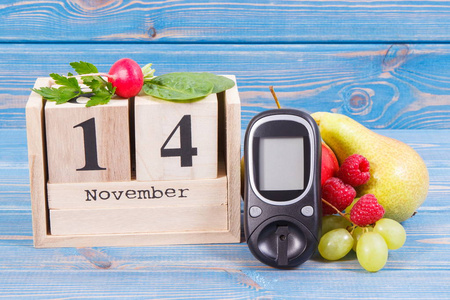日期 11 月 14 日作为世界糖尿病日，血糖仪测量血糖水平和水果与蔬菜的象征符号
