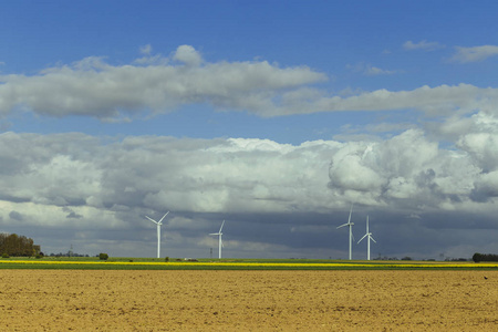 法国诺曼底一家发电发电厂的风力涡轮机。可再生能源的概念。乡村阳光明媚的风景。环保发电。色调