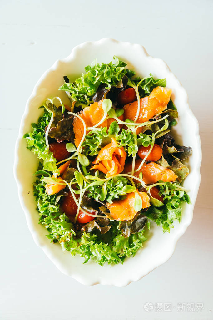 烟熏三文鱼配蔬菜沙拉