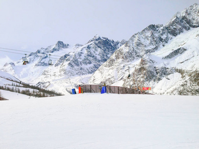 山区的库马约尔滑雪场滑雪斜坡