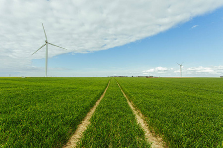 法国诺曼底一家发电发电厂的风力涡轮机。可再生能源的概念。乡村阳光明媚的风景。环保发电。色调