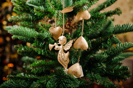 时尚的圣诞树装饰玩具天使的形式