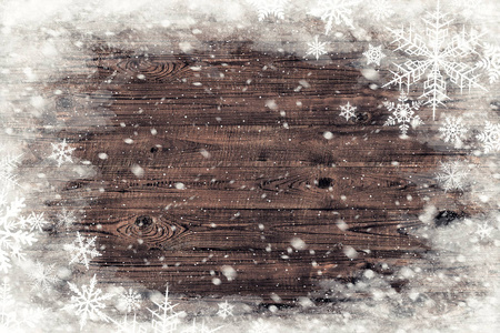 棕色的木材纹理与雪花在它。冬天背景