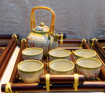 木左右上的中国白茶壶和茶杯