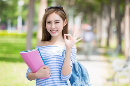 女学生开心微笑女学生微笑照片