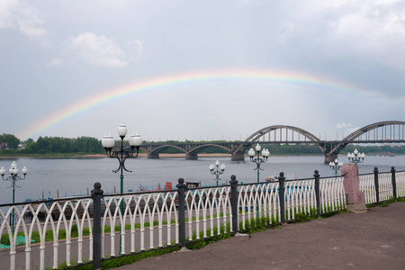 俄罗斯雅罗斯拉夫尔地区 rybinsk 夏季伏尔加河堤防和桥梁上的彩虹