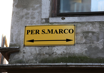 路标方向去广场的 Sanint Mark 在威尼斯
