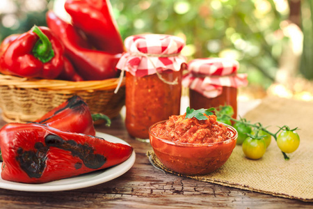 自制 Ajvar 在罐子和碗里服务