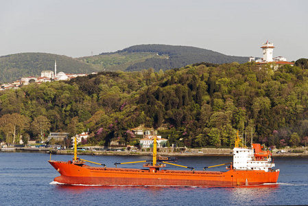 伊斯坦布尔马尔马拉海海的一艘橙色油轮