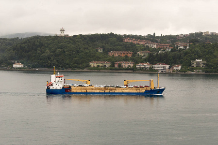在伊斯坦布尔的博斯普鲁斯海峡运载崭新汽车的大型油轮