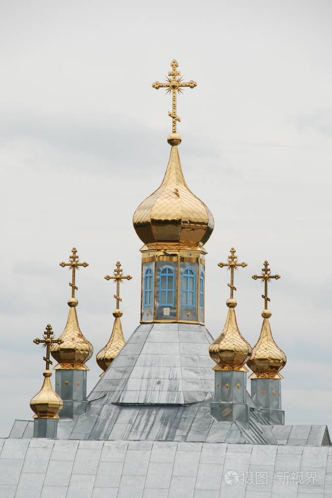 金色圆顶和东正教教堂的十字架