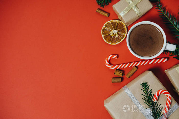圣诞背景冷杉树, 热巧克力, 礼物, 糖果 c