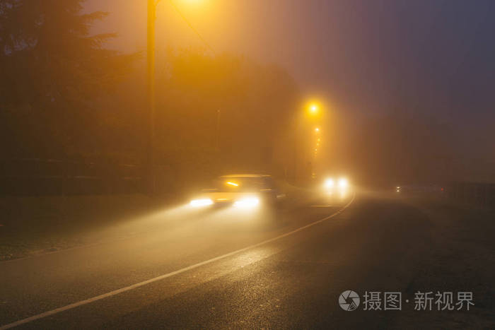 晚上的路灯和汽车前大灯.色调