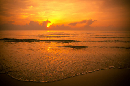 金色的太阳在热带炎热的夏季海滩在泰国落山