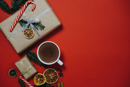 准备圣诞节。枞树, 热巧克力, 礼物, 糖果