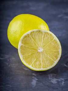 柠檬和酸橙灰色背景