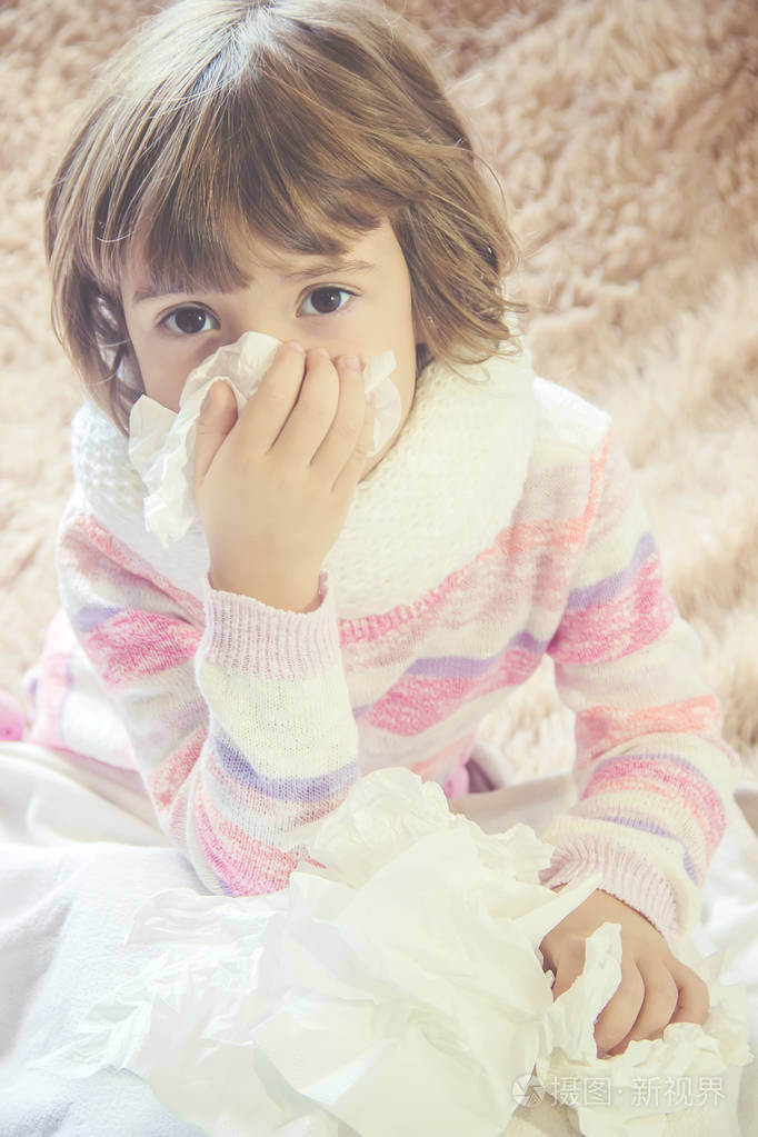 冷的孩子流鼻涕选择性焦点