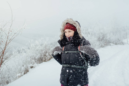 冬季徒步旅行的女性游客