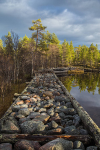一个美丽的秋季风光的历史水道运输木材之间的湖泊。木制建筑。Femundsmarka 国家公园秋季