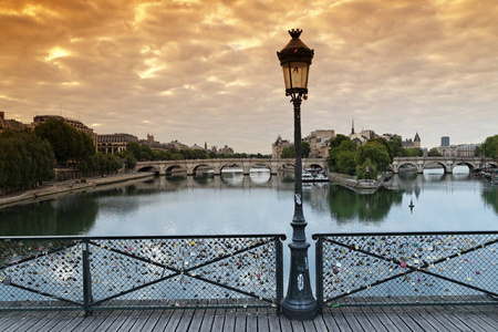 在巴黎 pont des 艺术桥